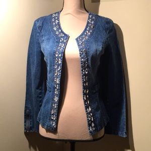 Says xl but is small in women’s. Nice jacket.